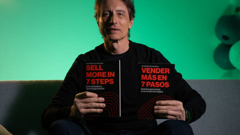 Salva Vilalta sosteniendo libros Vender mas en 7 pasos